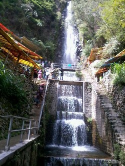 Libur Akhir Tahun di Air Terjun Tirtosari, Magetan