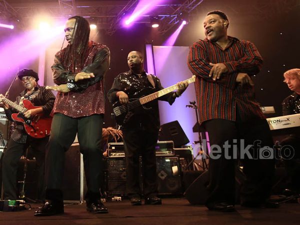 Berdansa Bersama Earth, Wind & Fire di Bandung