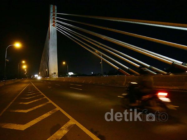 Suasana Jembatan Pasopati di Malam Hari
