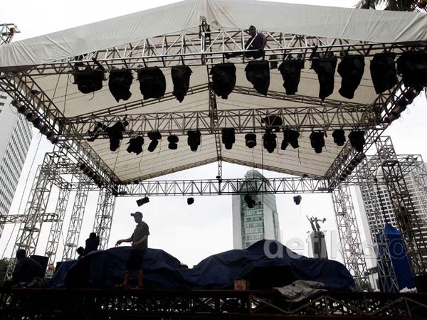 Panggung Hiburan Malam Tahun Baru Mulai Dipasang