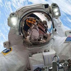 Seperti Apa Foto Selfie di Luar Angkasa?
