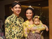 Ayu Dewi dan Suami Gelar Tedak Siten