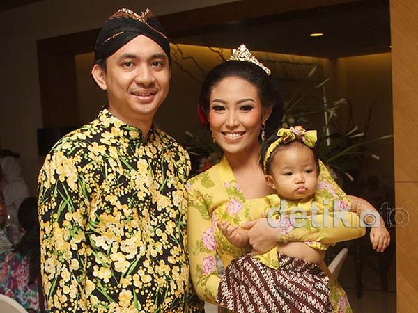 Ayu Dewi dan Suami Gelar Tedak Siten