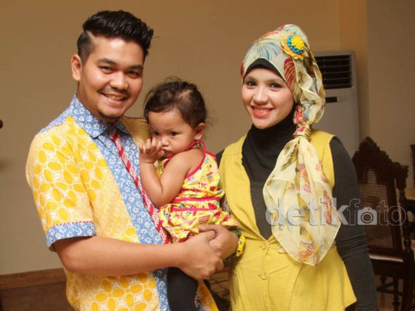 Indra Bekti dan Keluarga Kompak Tampil Ngejreng