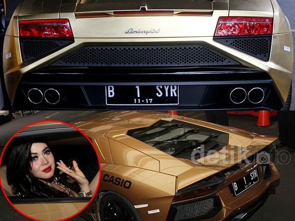 Dua Mobil Lamborghini Emas Syahrini