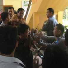 Terdakwa Dituntut 13 Tahun, Keluarga Korban Pembunuhan Adu Jotos dengan Polisi