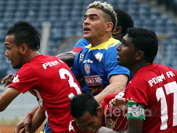Arema Cronous Bekuk Polis Di Raja Malaysia
