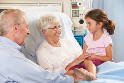 Jam Besuk 24 Jam, Benarkah Bermanfaat Bagi Pasien?