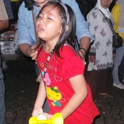 Terpisah dari Keluarganya, Gadis Kecil Ini Tersesat di Monas