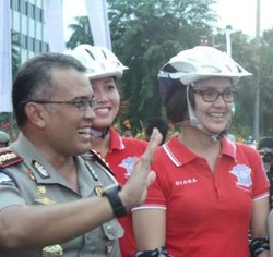 Polwan Cantik Bersepatu Roda Ikut Amankan Perayaan Tahun Baru di HI