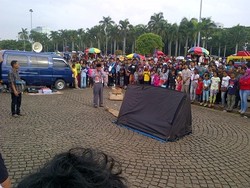 Atraksi Mistis Ramaikan Hiburan Malam Tahun Baru Warga Jakarta di Monas