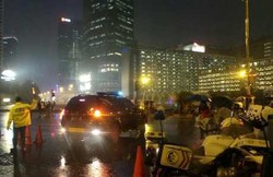 Hujan Deras Buat Pengunjung di HI Bubar, Aksi Band Radja Terhenti