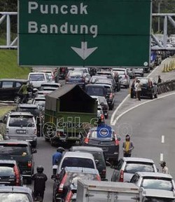 Lalin Ramai, Kawasan Puncak Ditutup Sampai Rabu Pagi