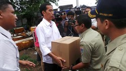 Jokowi Beri Kado Akhir Tahun ke Petugas Pintu Air Manggarai