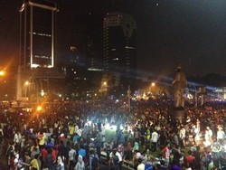 Ribuan Orang Padati Sekitaran Patung Kuda