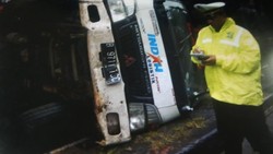 Mobil Box Terguling di Jl Taman Mini, Lalin Tersendat