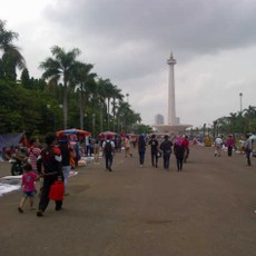 Jelang Malam Tahun Baru, Warga Jakarta Mulai Padati Monas