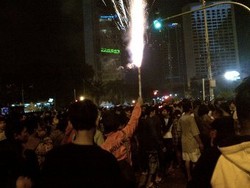 Duarr! Kembang Api Berkali-kali Meledak di Kerumunan Warga di HI