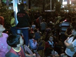 Taman-taman di Sekitar Bundaran HI Rusak Terinjak-injak Warga