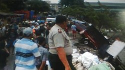 Tanggul di Jl Administrasi Negara Ambrol, Beberapa Mobil Terperosok