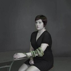 Kaki dan Tangan Palsu Beraksesori 