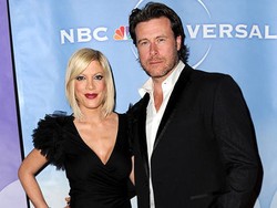  Tori Spelling Lepas Cincin Kawin Pasca Suami Dikabarkan Selingkuh