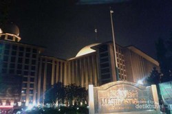 Menikmati Masjid Istiqlal di Ujung Tahun