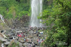Tahun Baru yang Segar di Air Terjun Grojogan Sewu