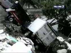 Mobil Terperosok Akibat Tanggul Longsor