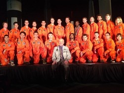 Desember: Natal & Orang Indonesia Terpilih ke Luar Angkasa