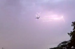 Ngeri! Pesawat Ini Terekam Video di Tengah Badai Petir