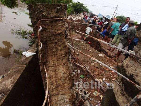 Tanggul di Jl Administrasi Negara Ambrol