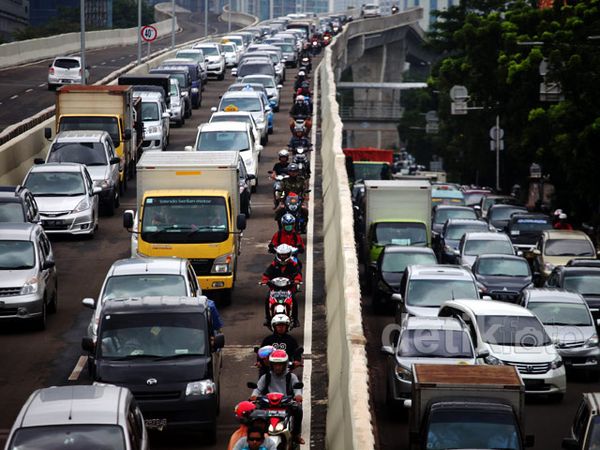 Pemotor Nekat Melintas di JLNT Kp Melayu-Tn Abang