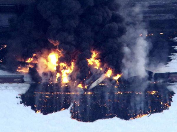 Tabrakan, Kereta Pengangkut BBM Meledak Tabrakan, Kereta Pengangkut BBM Meledak