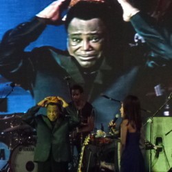 George Benson Dapat Hadiah Bunga dan Blankon di Penampilan Kedua