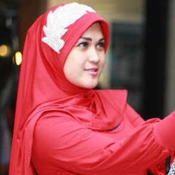 Dewi Selviana Putuskan Berhijab