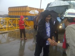 Terjang Hujan, Wamenhub Tinjau Proyek Kalibaru