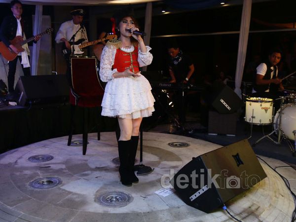 Geisha Hibur Pengunjung Trans Resto