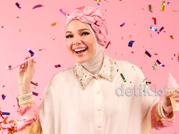 Keceriaan Dewi Sandra Sambut Tahun Baru