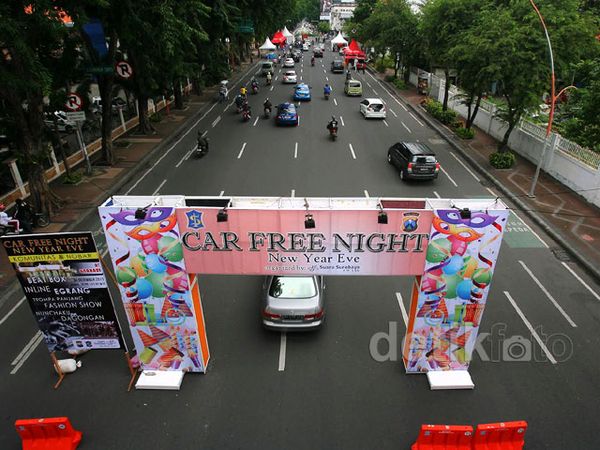 Persiapan Car Free Night di Surabaya