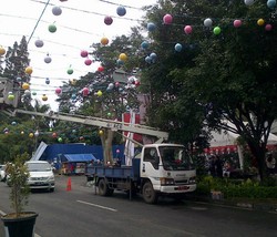 Sambut Tahun Baru, Jalan Dago Dihiasi Lampion Warna Warni