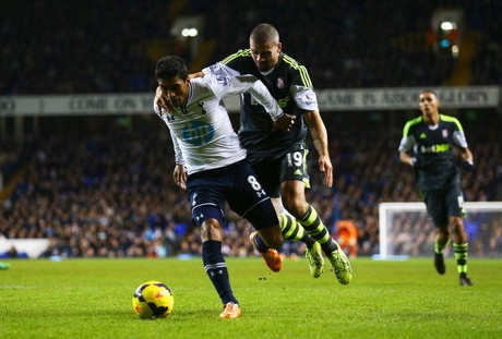 Tottenham Ditinggal Paulinho Sebulan