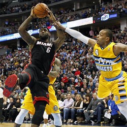 Di Hari Ultahnya, LeBron Pimpin Heat Atasi Nuggets