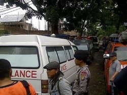 Jenazah Teroris Dibawa dari TKP Menggunakan 3 Ambulance