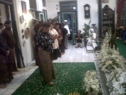 Hujan Tak Surutkan Ribuan Pelayat Datangi Rumah Duka GBPH Djoyokusumo