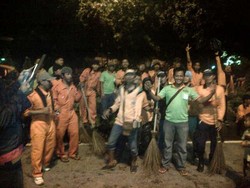 Ini Aksi Petugas Kebersihan Saat Malam Tahun Baru di Bundaran HI