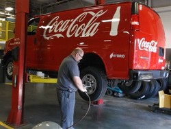 Coca-Cola Kini Pakai Mobil Hybrid