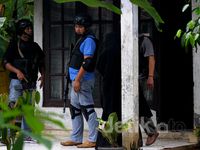 Densus 88 Geledah Rumah Anton di Banyumas