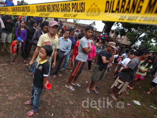 Warga Padati Lokasi Penggerebekan Teroris