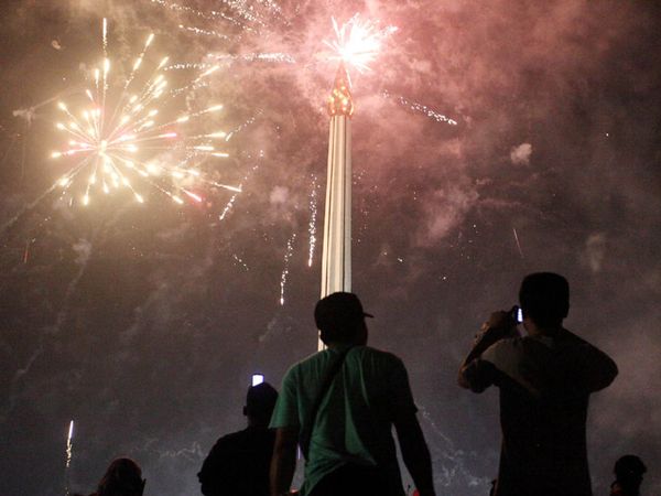 3.639 Tembakan Kembang Api Warnai Langit TMII